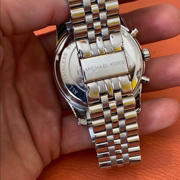 MICHAEL KORS SILVER LEXINGTON WATCH WITH BLUE DIAL - Picture 3 of 3